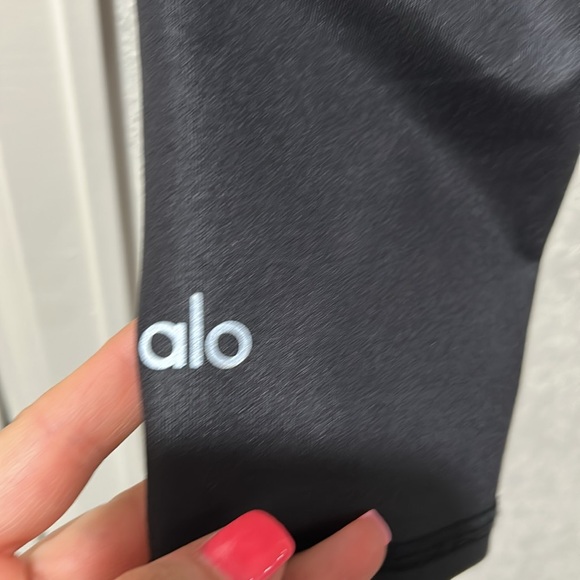 Alo Yoga High-Waist Air Brush Capri - Picture 4 of 6